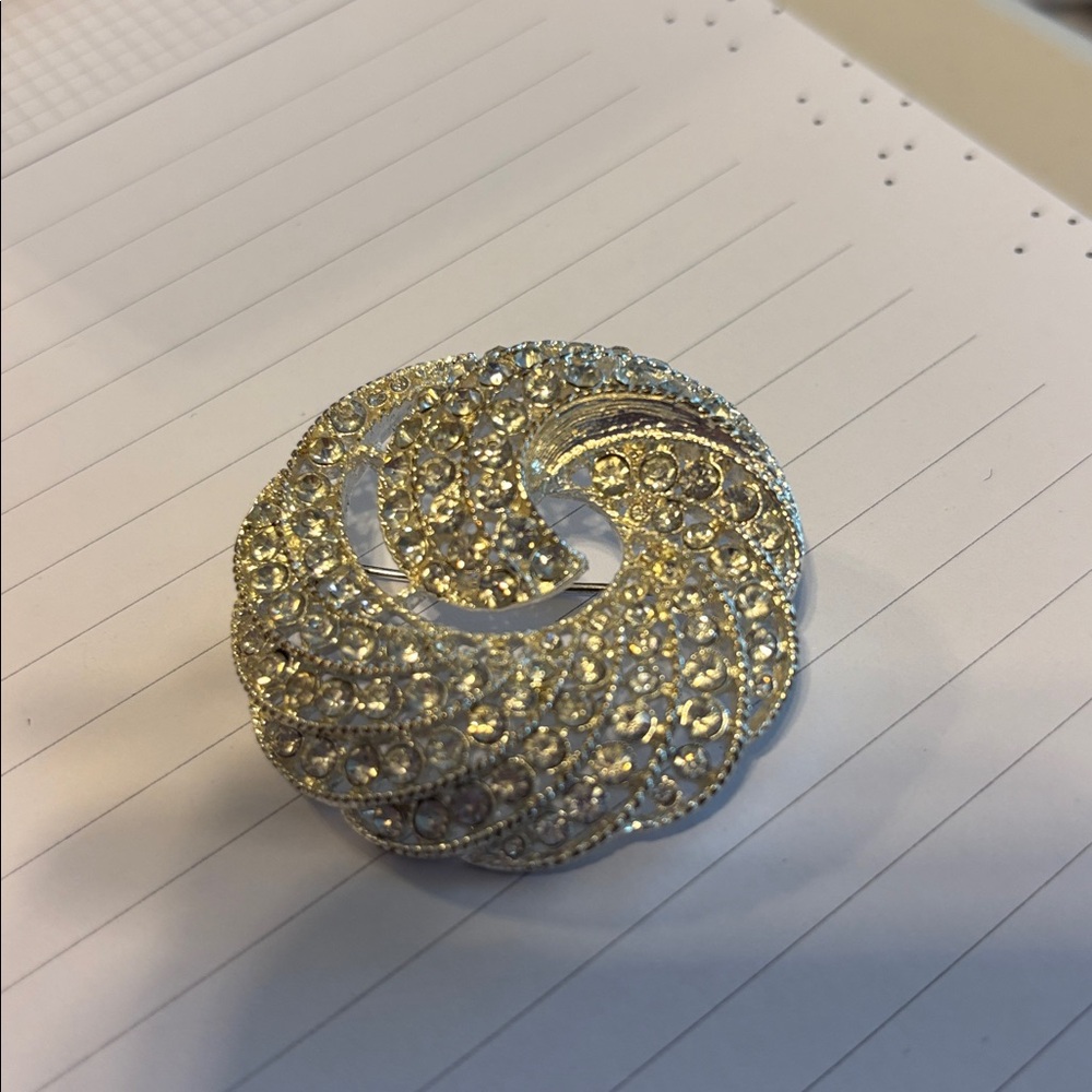 Elegant vintage broach Swirl Brooch